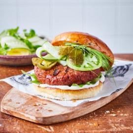 Wegański burger z zielonymi dodatkami Wegański burger z zielonymi dodatkami